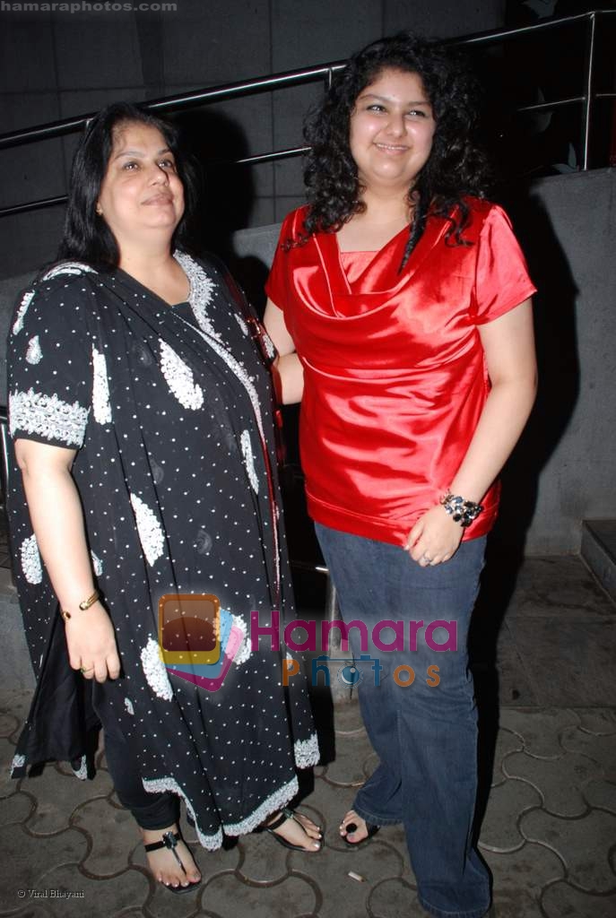 Mona kapoor with daughter at the Bachna Ae Haseeno special screening in Cinemax on 14th August 2008. JPG 