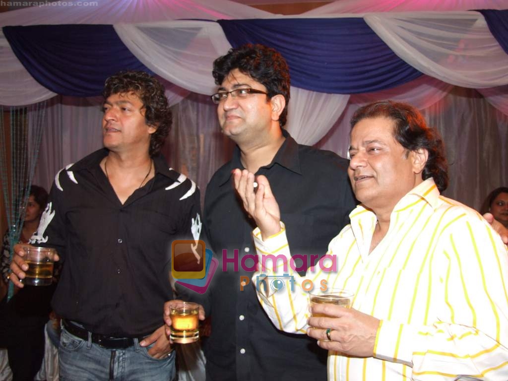 Aadesh Shrivastav, Parsoon Joshi, Anup Jalota at Richa Sharma's birthday in Fun Republic on 29th August 2008 
