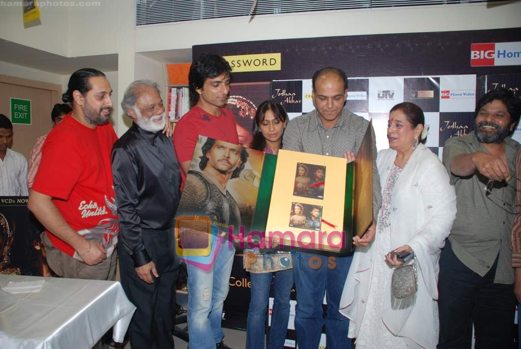 Sonu Sood, Ashutosh Gowariker,Haider Ali, Poonam Sinha  at Jodhaa Akbar DVD launch in Crossword, Juhu on 2nd September 2008 