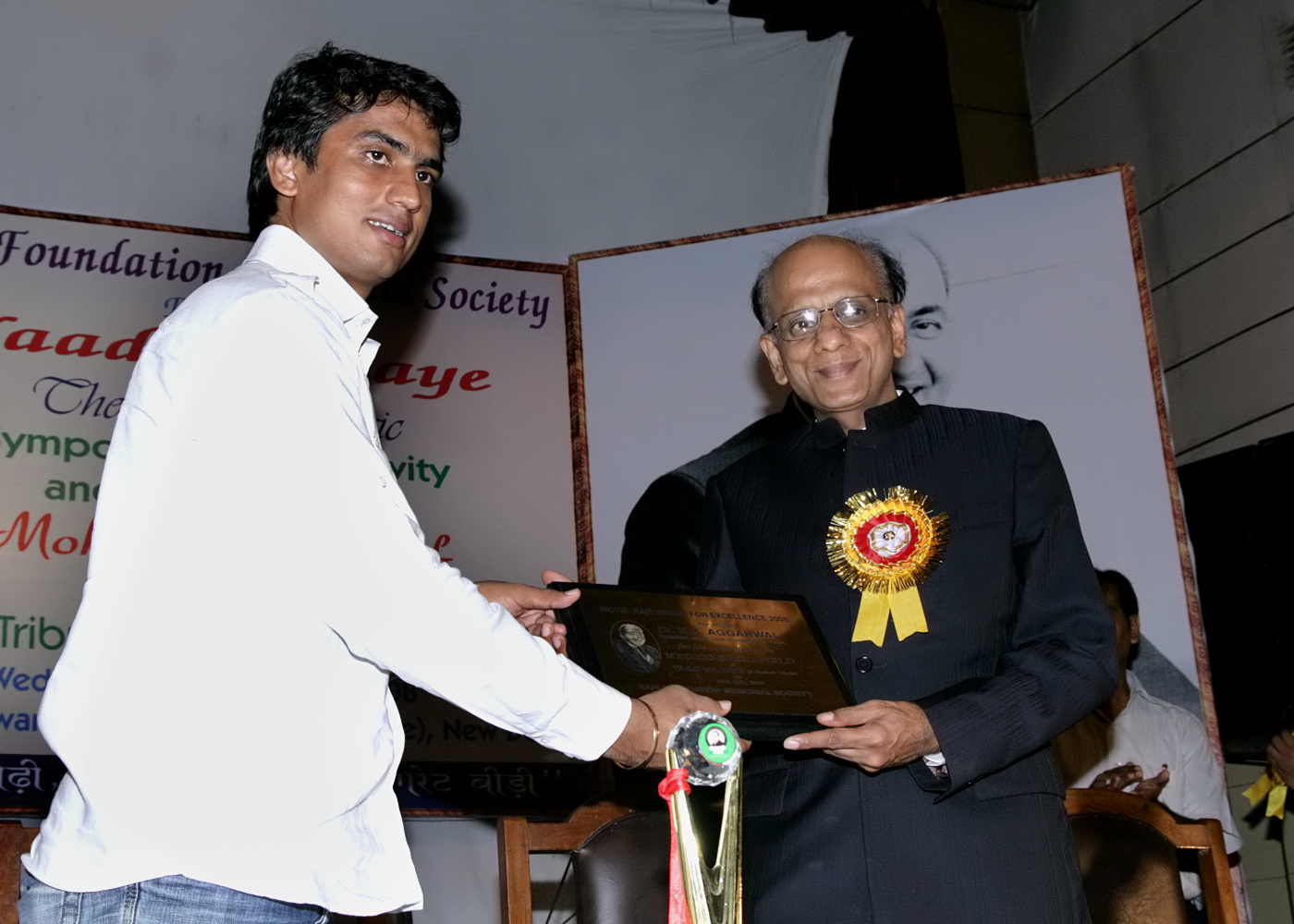 7(300708)-Dr. K.K.Aggarwal being given the Mohd. Rafi Award For Excellence for the year 2008