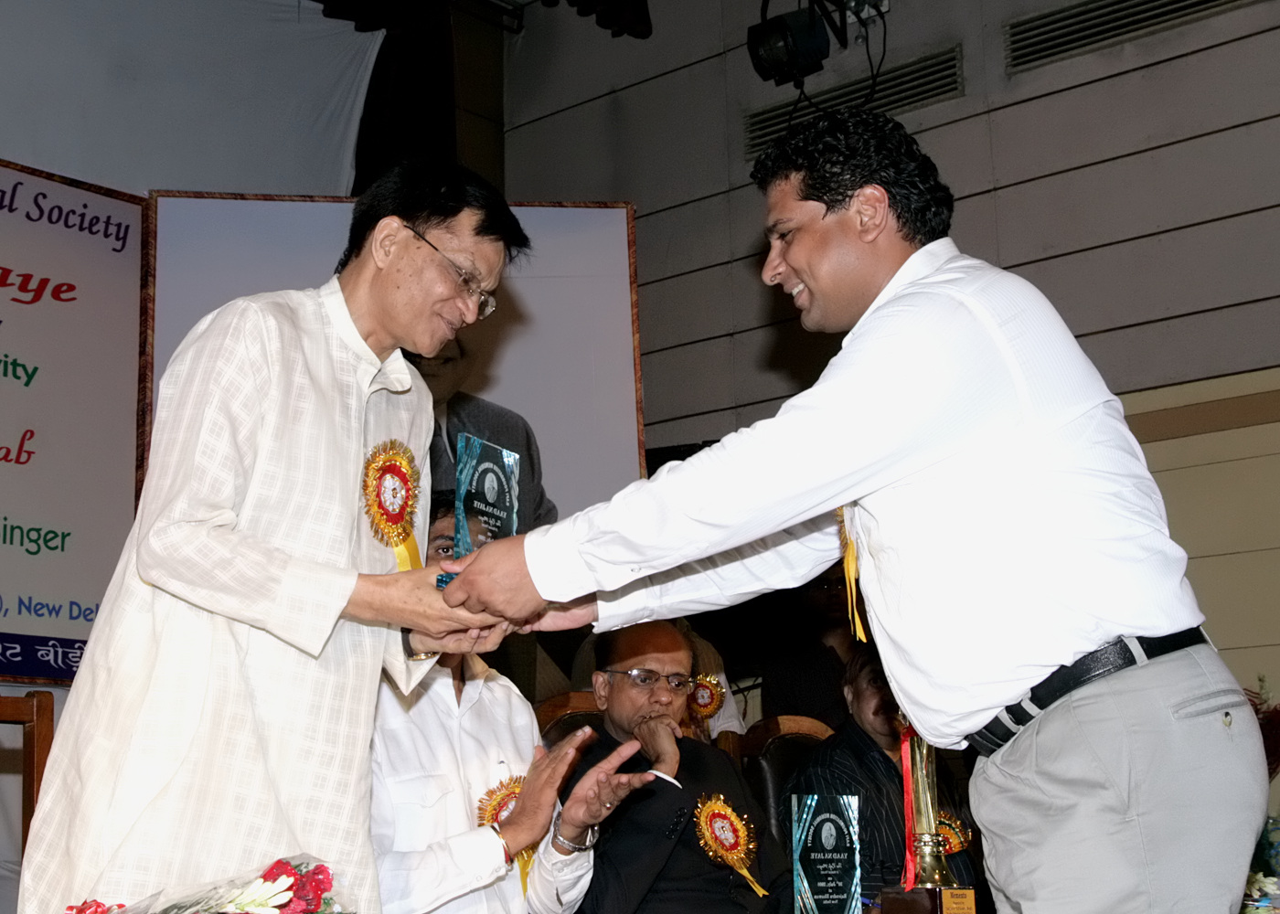 4(300708)-Dr. Mukesh Garg being greeted by Shri Ashish Kapoor, Vice President, RFMS.