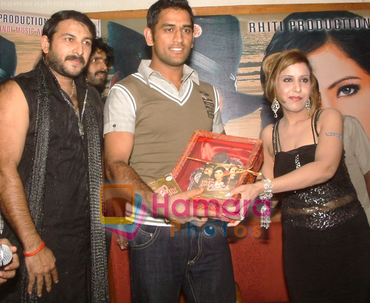 Manoj Tiwari, Mahendra Singh Dhoni, Rani at Dil Ko Chura Le Music Launch in Raheja Classic Club,Andheri on 7th August 2008  