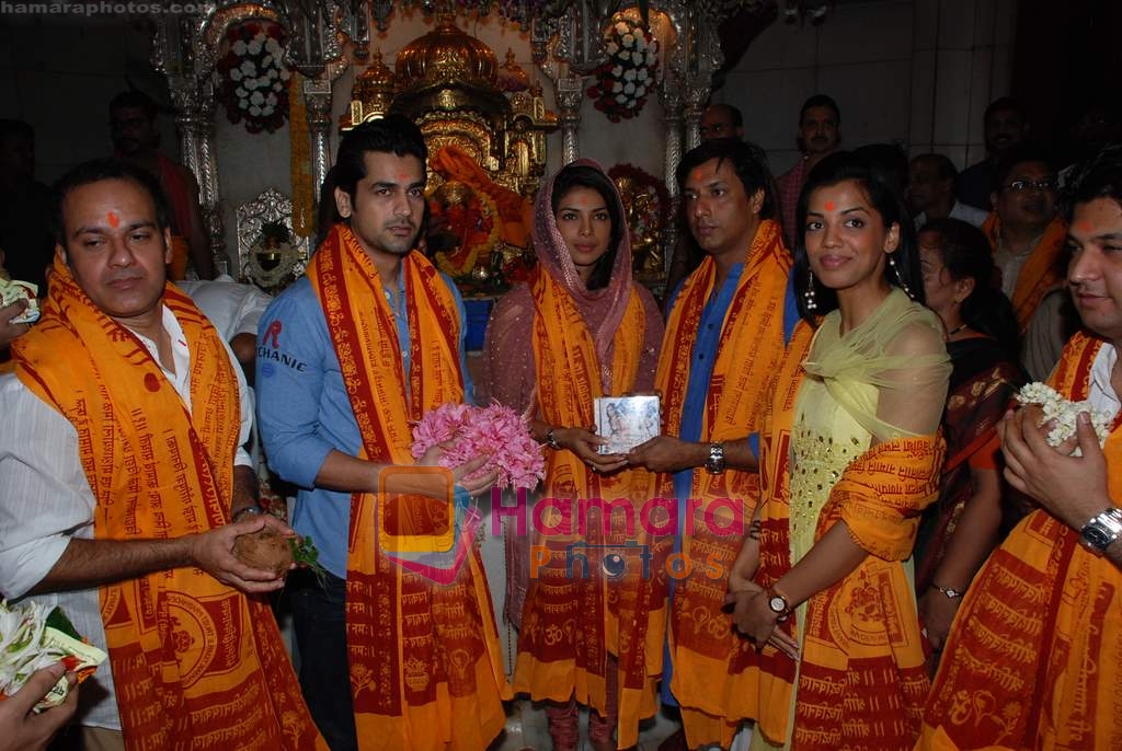 Arjan Bajwa, Priyanka Chopra, Mugdha Godse and Fashion star cast visit Siddhivinayak temple on 11th September 2008 