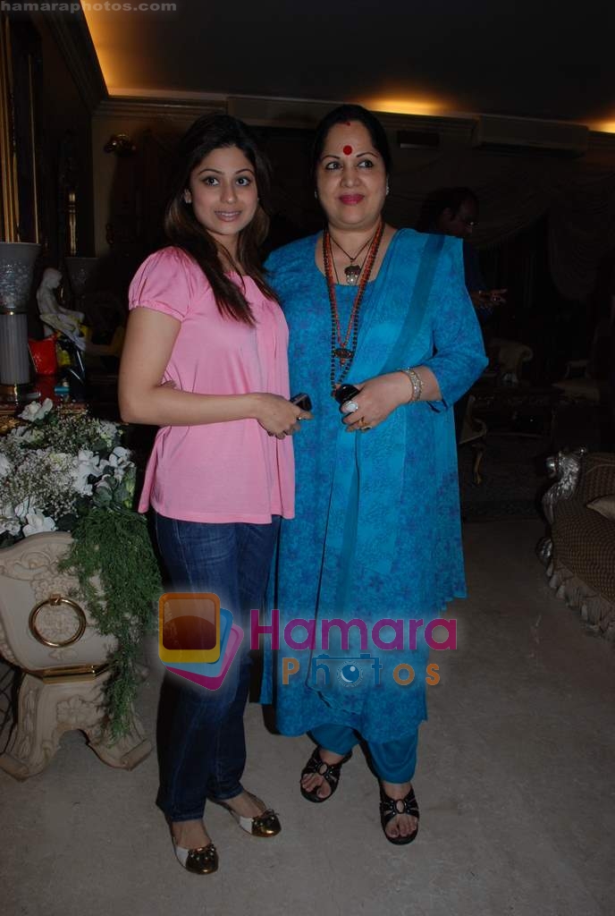 Shamita Shetty with Mom at the Blessing Ceremony in Kiran Bawa's residence on 12th September 2008 