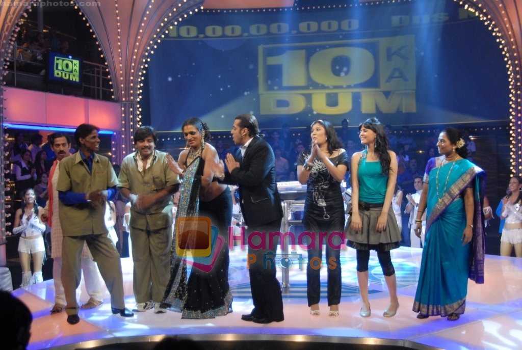 Salman Khan with Contestants on 10 Ka Dum Finale on 15th September 2008