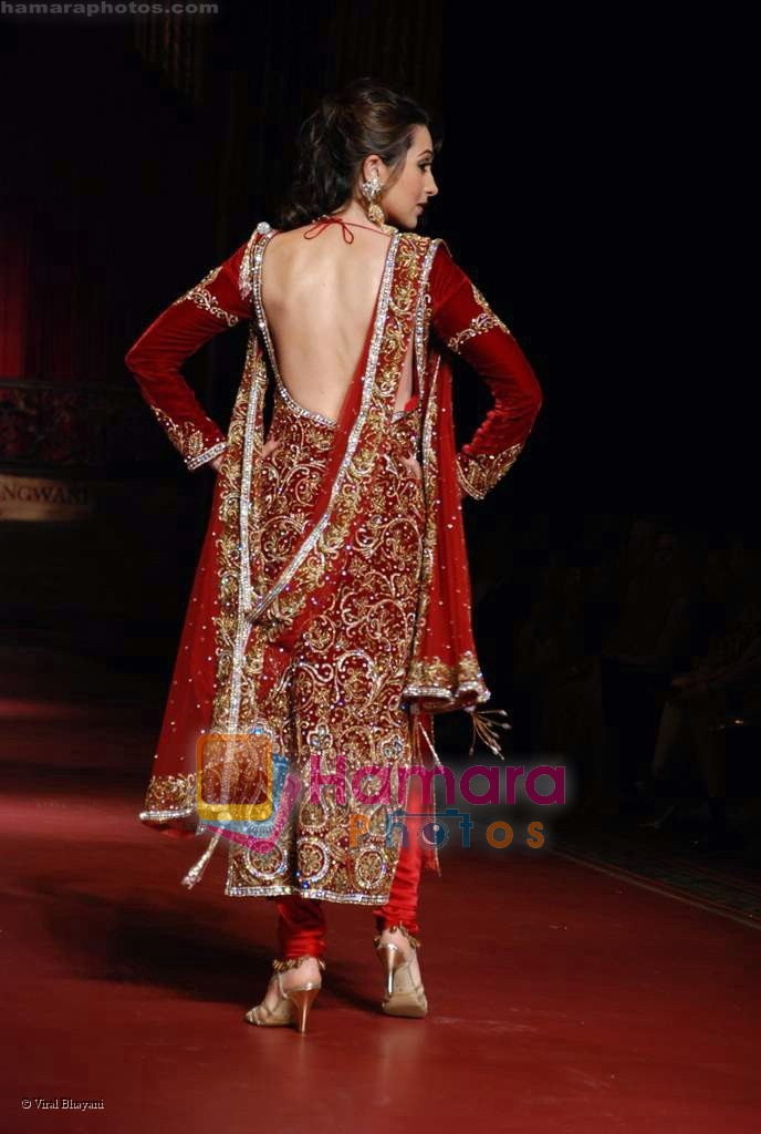 Karisma Kapoor walks on the ramp for Manav Gangwani show at HDIL Coutoure week on 18th September 2008 