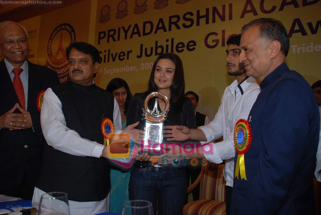 Preity Zinta, Vilasrao Deshmukh at Prestigious Silver Jubilee Global Awards Function 2008 in Mumbai on 19 September 2008 