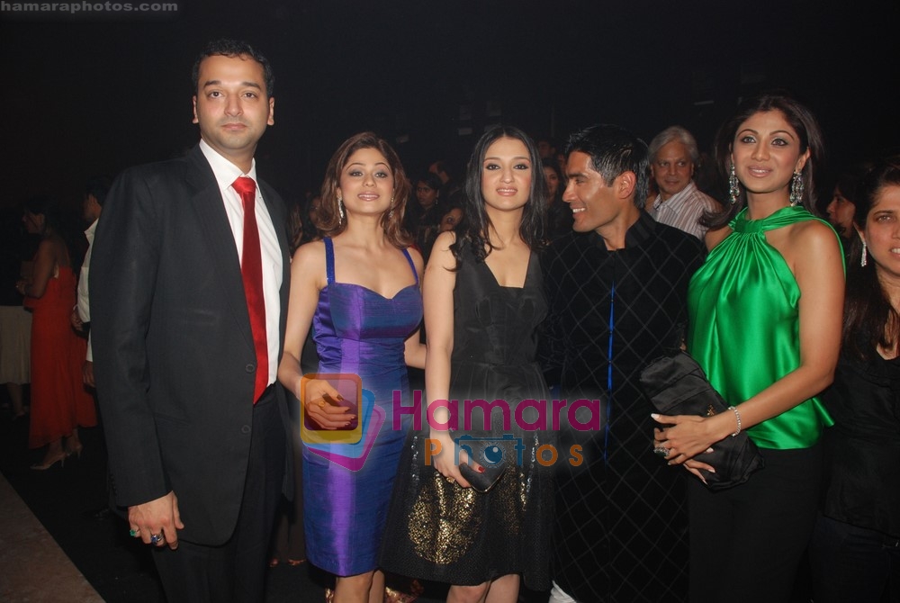 Shilpa Shetty, Manish Malhotra, Shamita Shetty at  Manish Malhotra Show at HDIL Couture Week on 21st September 2008 