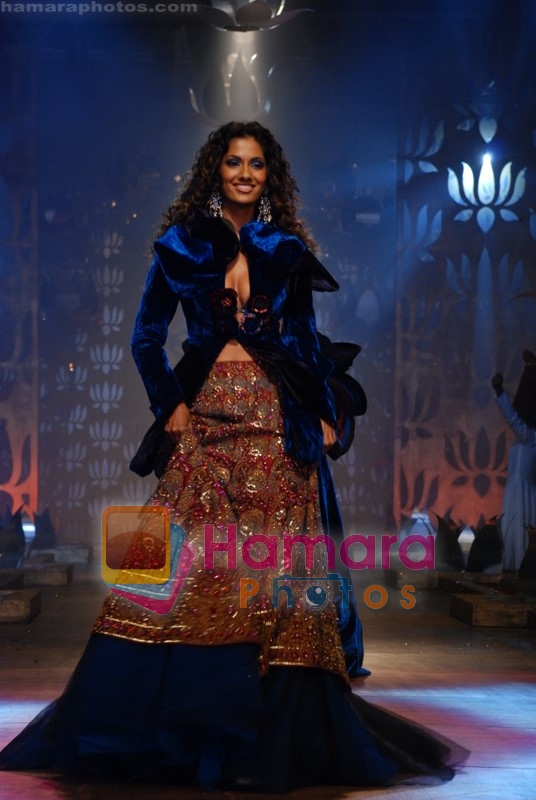 Model walk the Ramp for  Rohit Bal Show at HDIL Couture Week on 22nd September 2008 