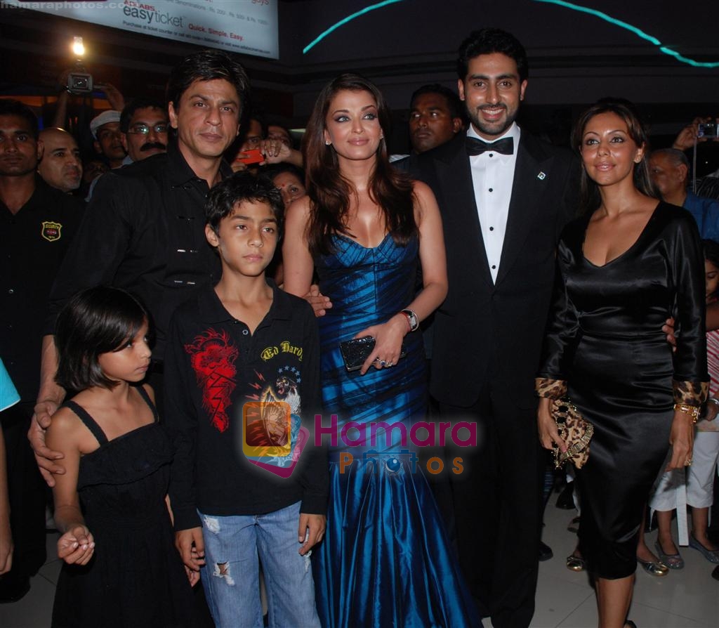 Shahrukh Khan with Kids, Aishwarya Rai, Abhishek Bachchan, Gauri Khan at Drona Premiere on 1st october 2008 