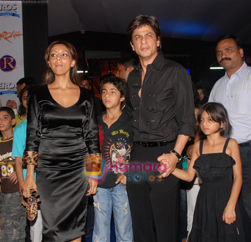 Shahrukh Khan, Gauri Khan with kids at Drona Premiere on 1st october 2008 
