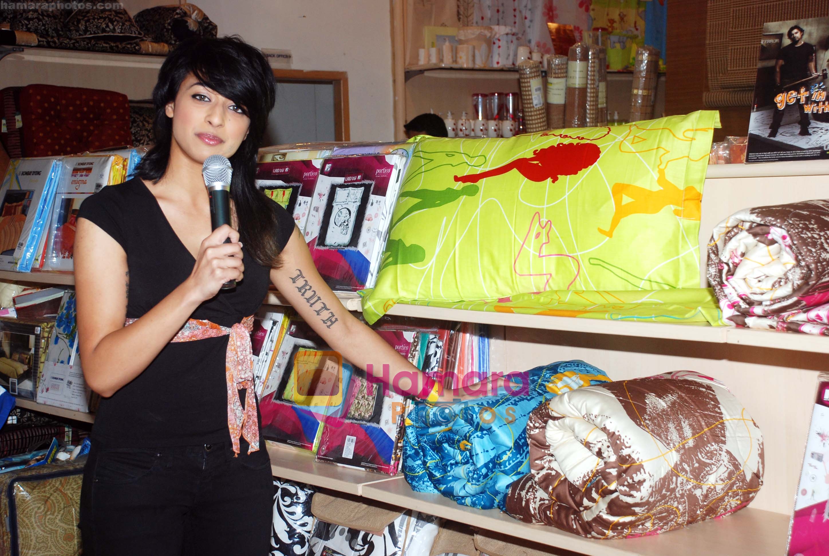 MTV VJ Bani _Gets in the bed_ with its consumers in Lifestyle, Pheonix Mills 