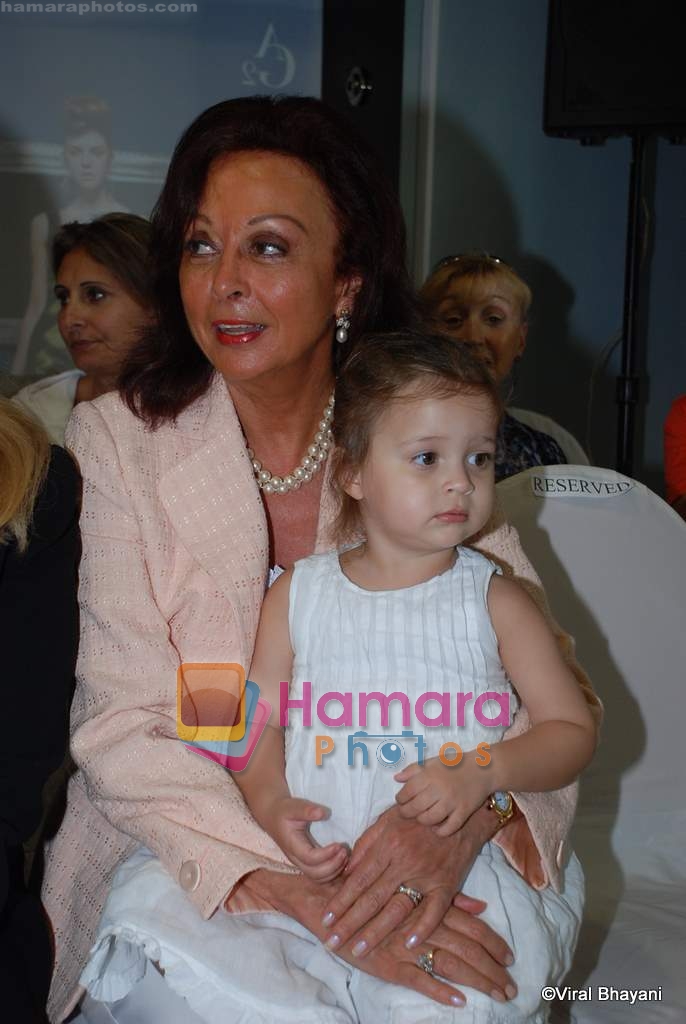 Maureen Wadia at Adarsh Gill Fashion Show in Colaba on 8th October 2008 