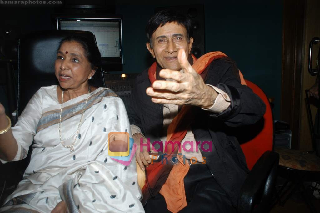 Dev Anand and Asha Bhosle record a song together in Spectral Harmony, Mumbai on 10th October 2008 