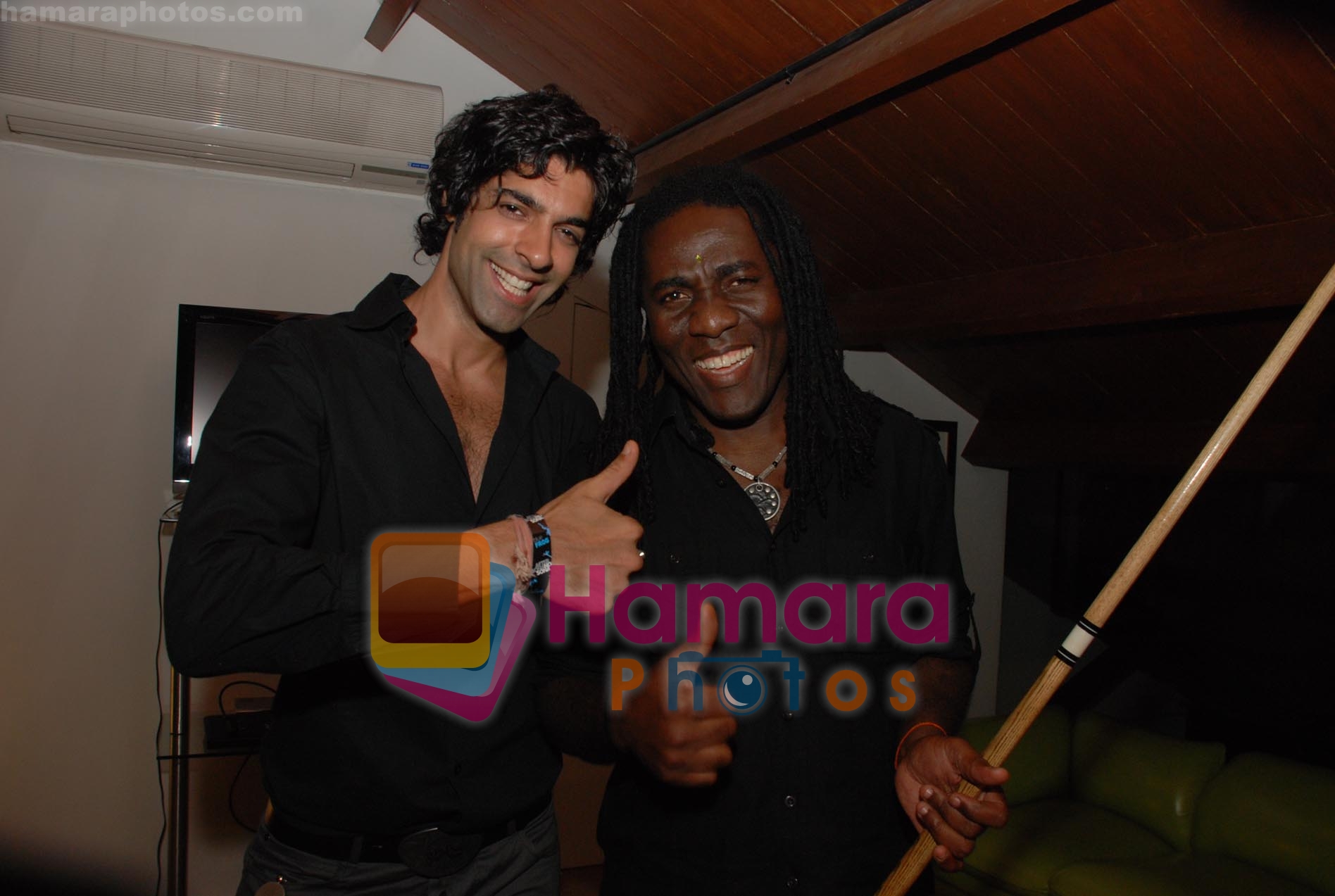 Actor Prashant Raj and Richard Bona at the Blue Frog Studio Lounge hosted by Carlsberg Beer in Mumbai on 11th october 2008