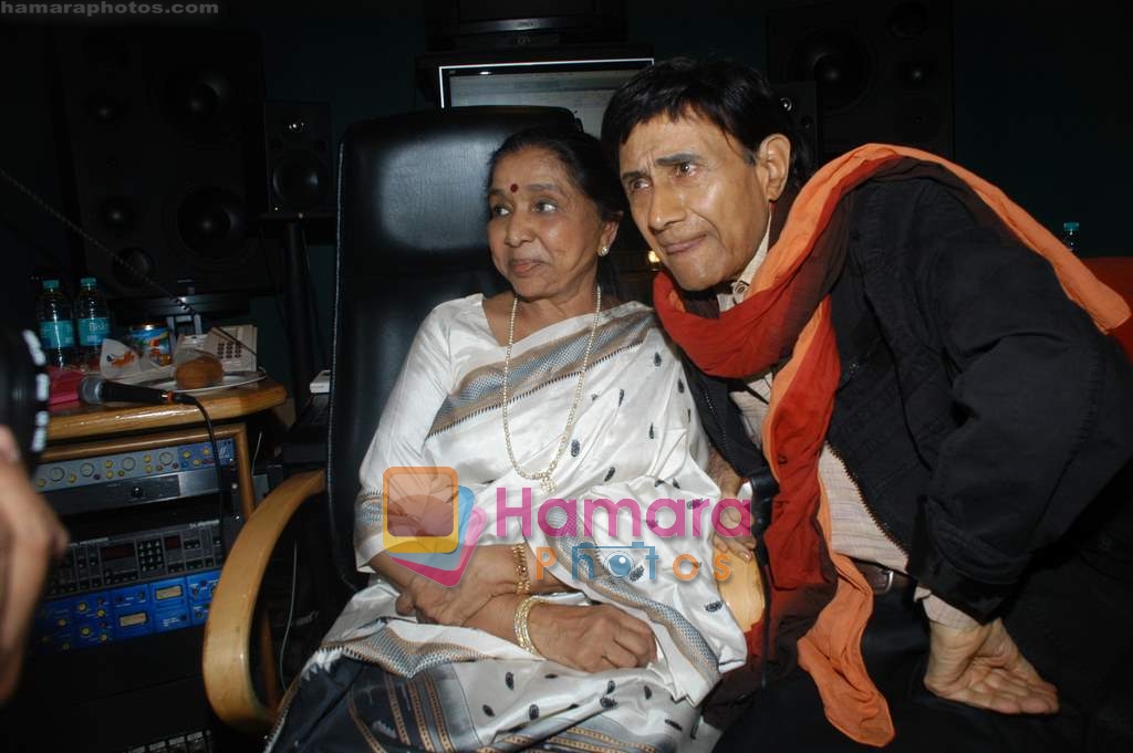 Dev Anand and Asha Bhosle record a song together in Spectral Harmony, Mumbai on 10th October 2008 ~0