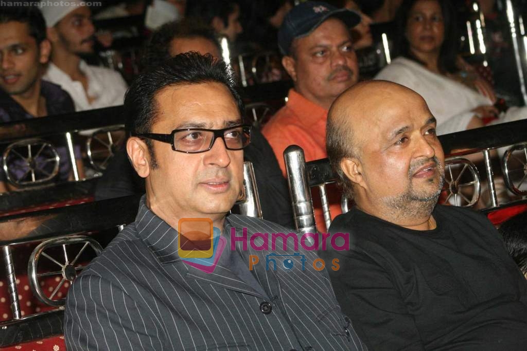 Gulshan Grover and Sameer at Himesh Reshammiyas live performance in Concert for Karzzz Curtain Raiser in Andheri Sports Complex on 12th october 2008