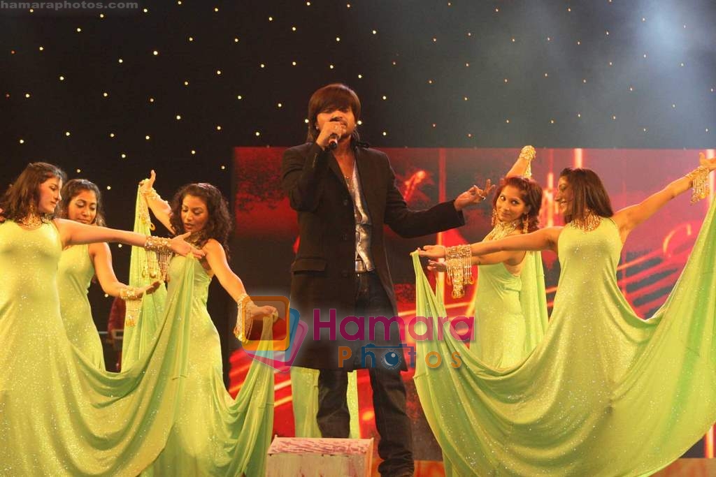 Himesh Reshammiyas live performance in Concert for Karzzz Curtain Raiser in Andheri Sports Complex on 12th october 2008