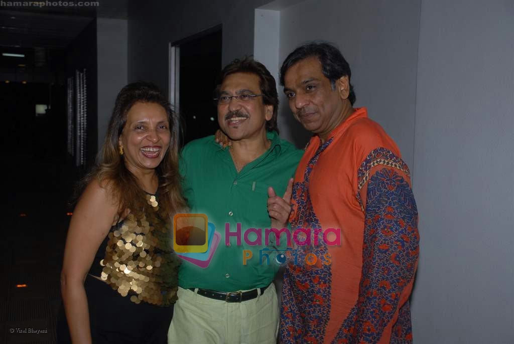 kishen with naaz and remu jahveri at the poison Relaunch Bash on 16th October 2008 