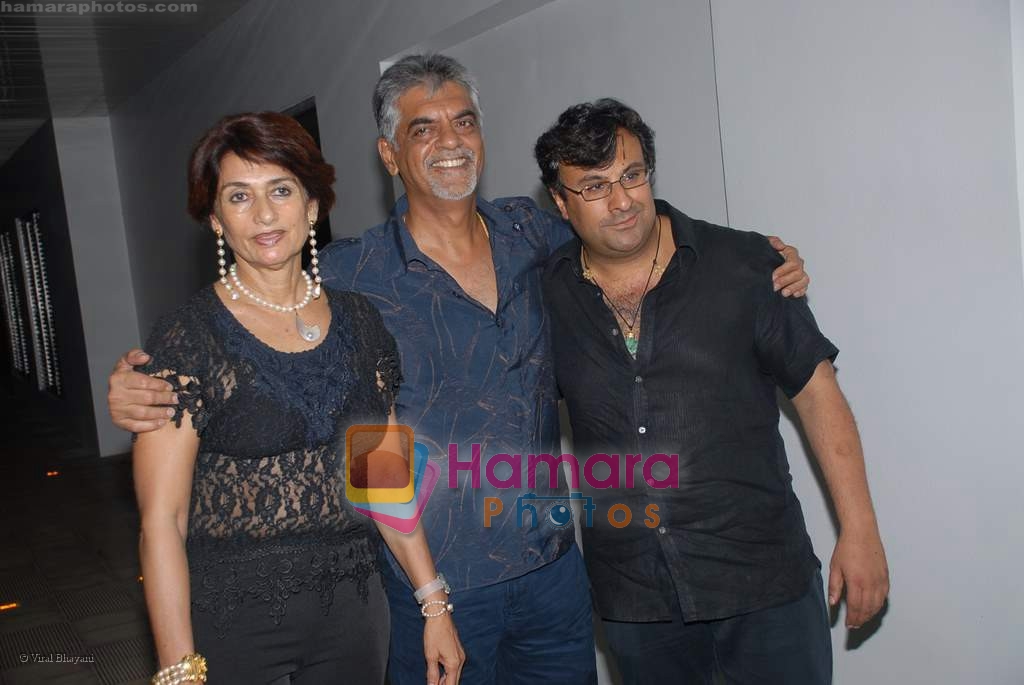 eshter and raju daswani with a friend at the poison Relaunch Bash on 16th October 2008 