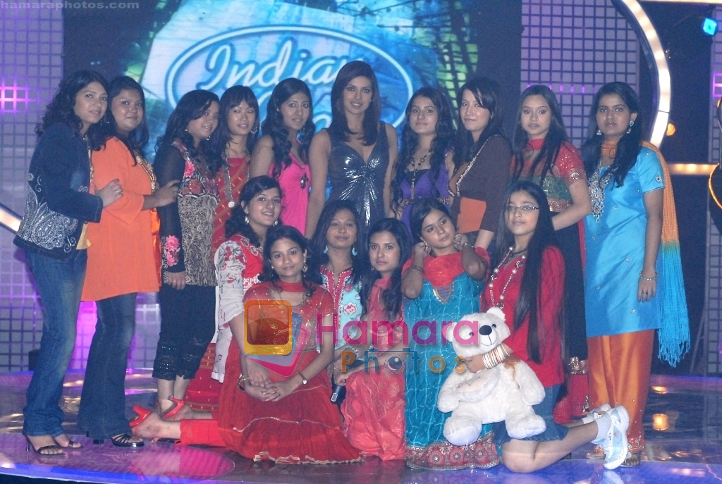 Priyanka Chopra WithThe Girls On Indian Idol 4.