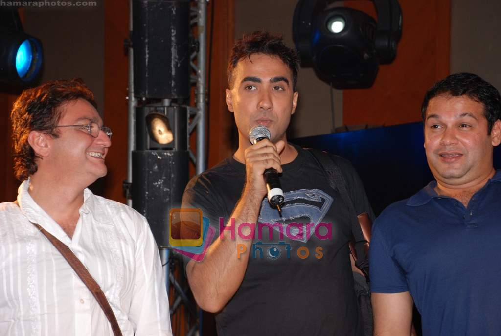 Vinay Pathak, Ranvir Shorey, Suresh Menon at Dasvidaniya film music launch in JW Marriott on 16th October 2008 