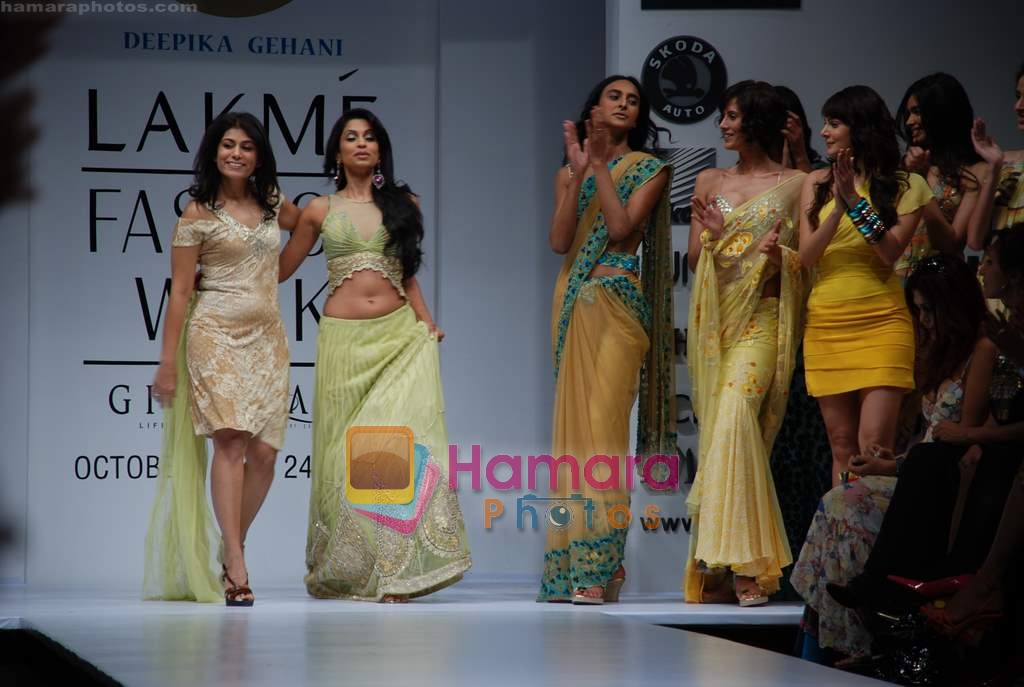 Masumeh Makhija walk the ramp for Deepika Gehani, Gayatri Show at Lakme Fashion Week on 21st October 2008 