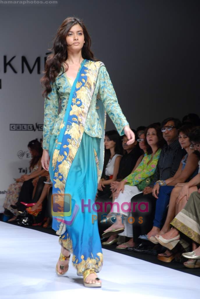 Model walk the ramp for Deepika Gehani, Gayatri Show at Lakme Fashion Week on 21st October 2008 