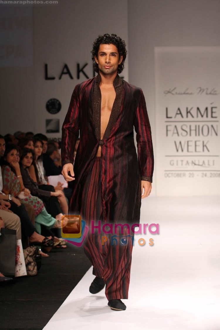 Model walks the ramp for Krishna Mehta at Lakme Fashion Week 2009 