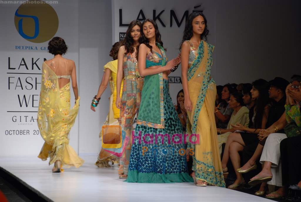 Model walk the ramp for Deepika Gehani, Gayatri Show at Lakme Fashion Week on 21st October 2008 