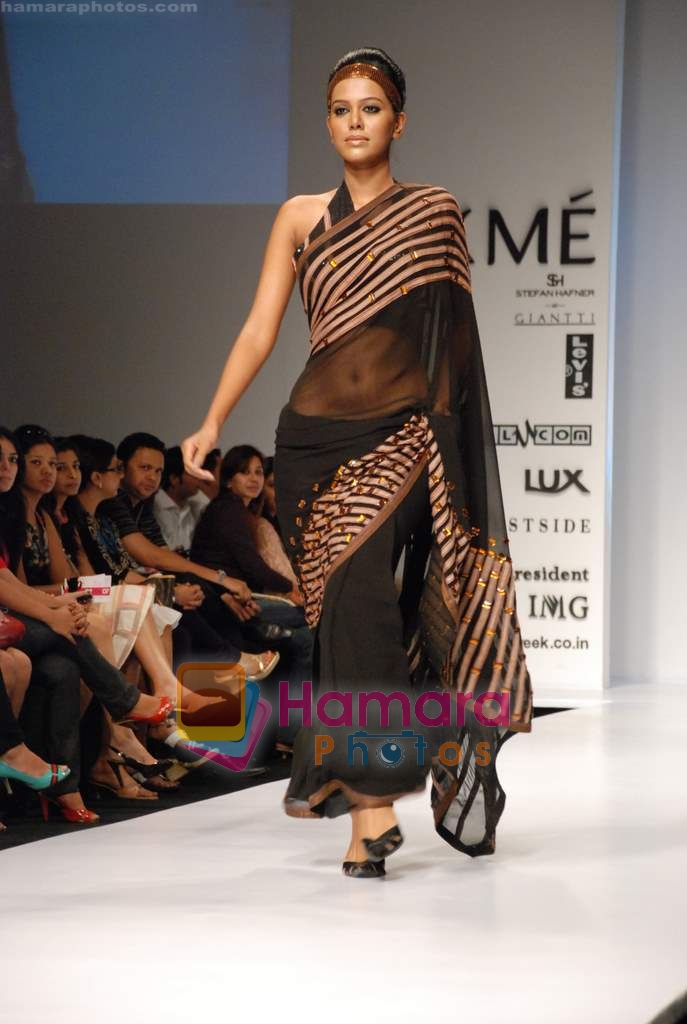 Model walk the ramp for Jyoti Khaitan, Manish Gupta, Pallavi Murdia at Lakme Fashion Week- Day 2 on 21st October 2008 