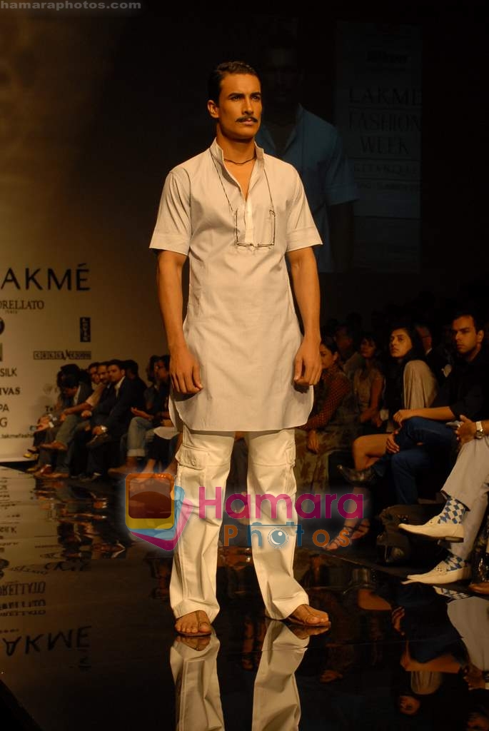 Model walk the ramp for Raghavendra Rathore's Show at Lakme Fashion Week Day 3 on 22nd October 2008 