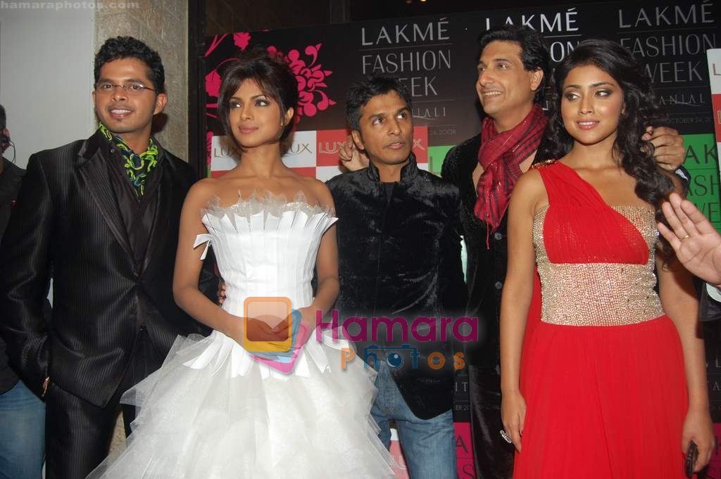 Sreesanth, Priyanka Chopra, Vikram Phadnis, Shiamak Dawar, Shriya Saran at Vikram Phadnis Show at Lakme Fashion Week 2008 on 23rd October 2008 