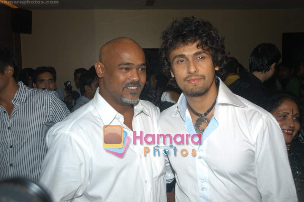 Vinod Kambli, Sonu Nigam at singer Madhushree's birthday in D Ultimate Club on 3rd November 2008 