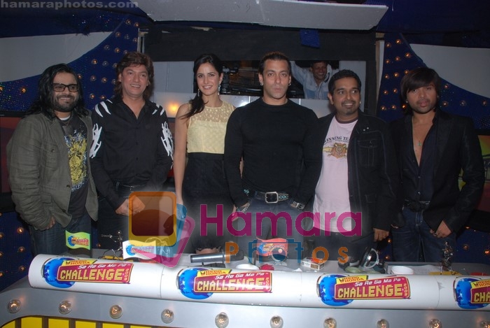 Himesh Reshammiya, Aadesh Shrivastav, Salman Khan, Katrina Kaif, Shankar Mahadevan, Pritam Chakraborty on the sets of Sa Re Ga Ma in Famous on 3rd November 2008 