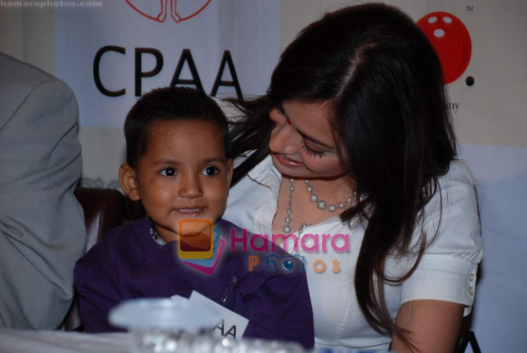 Dia Mirza celebrate Children's Day with cancer affected kids in Phoenix Mills on 13th November 2008 