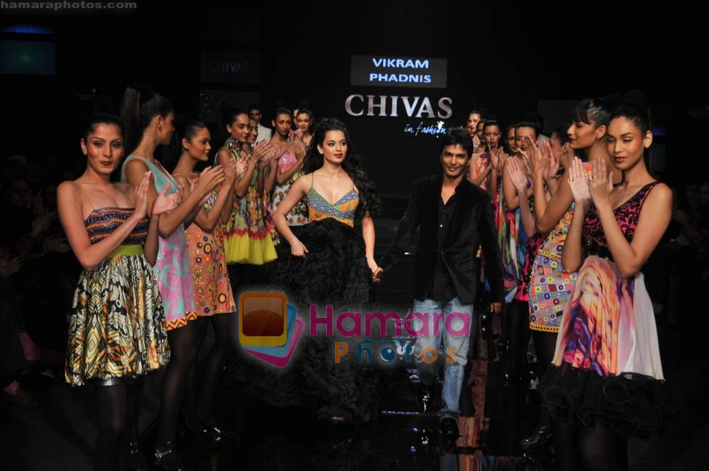 Kangana Ranaut wallk the ramp for Vikram Phadnis at Chivas Fashion tour in Delhi on 19th November 2008