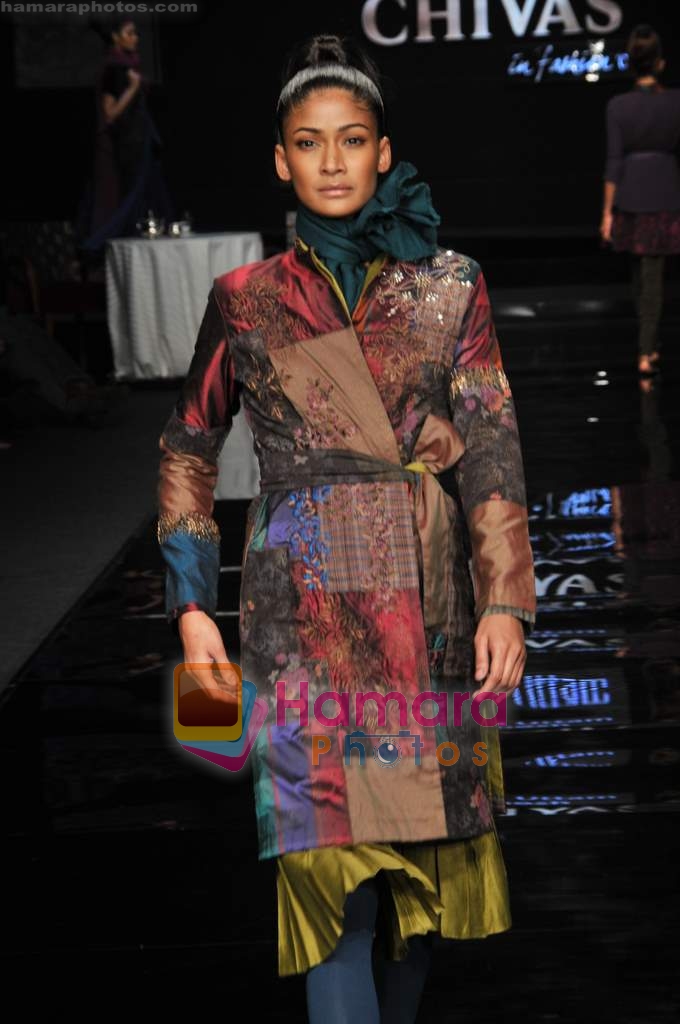 Model wallk the ramp for Kiran Uttam Ghosh at Chivas Fashion tour in Delhi on 19th November 2008