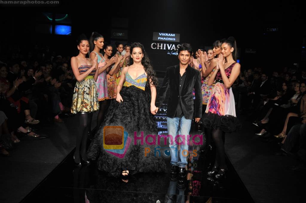 Kangana Ranaut wallk the ramp for Vikram Phadnis at Chivas Fashion tour in Delhi on 19th November 2008