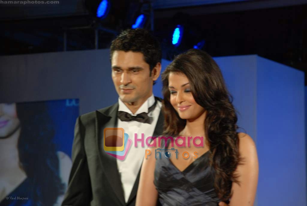 Aishwarya Rai Bachchan walks the ramp at the launch of the Longines Admiral collection in ITC Grand Central on 20th November 2008