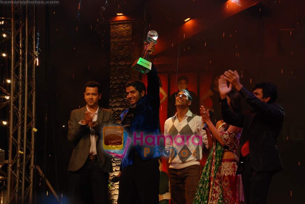 Ashutosh Kaushik, Akshay Kumar, Shilpa Shetty, Raja Chaudhary, Rahul Mahajan at the Grand Finale of Big Boss 2 on 22nd November 2008