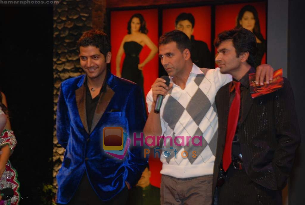 Ashutosh Kaushik, Akshay Kumar, Raja Chaudhary at the Grand Finale of Bigg Boss 2 on 22nd November 2008