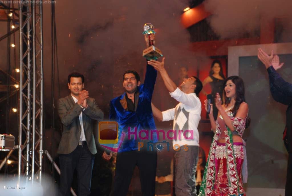 Rahul Mahajan, Ashutosh Kaushik, Akshay Kumar, Shilpa Shetty at the Grand Finale of Bigg Boss 2 on 22nd November 2008