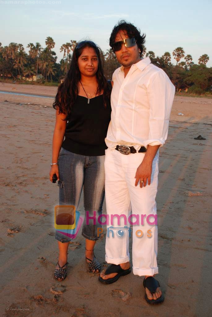 Mika Singh at the video shoot with model Susheel in a coffee cup in Madh on 26th November 2008