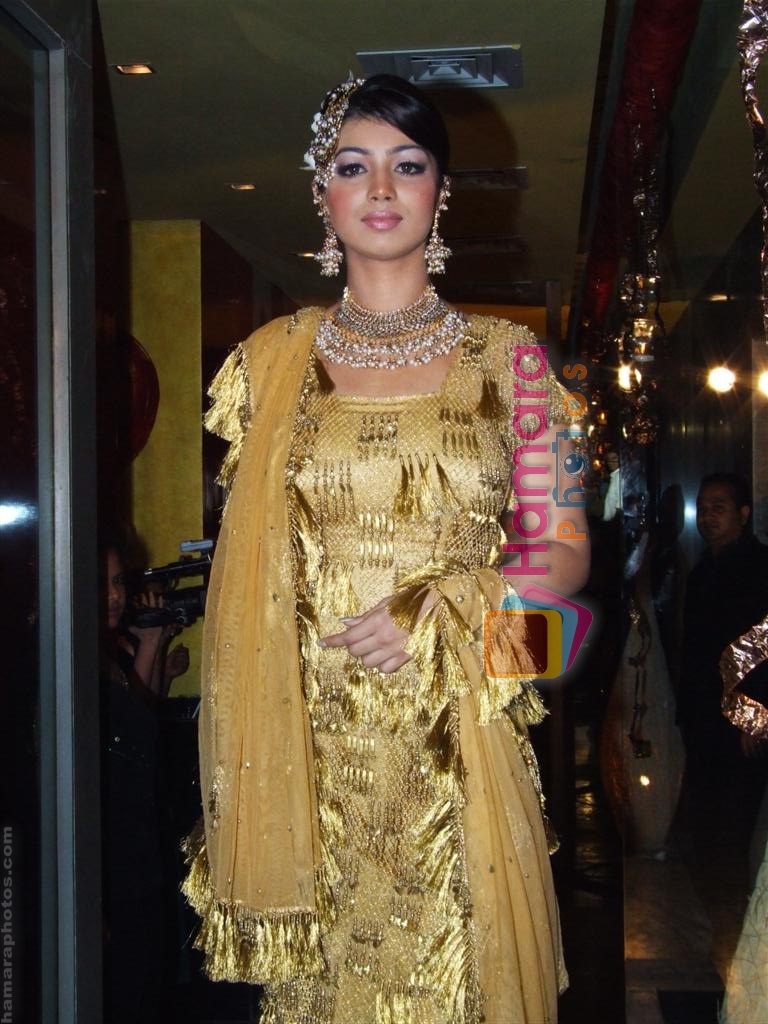 Ayesha Takia walk the ramp for Azeem Khan show on 28th November 2008 