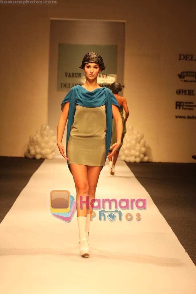 Model walk the ramp for Varun Sardana at Delhi Fashion Week on 3rd December 2008 