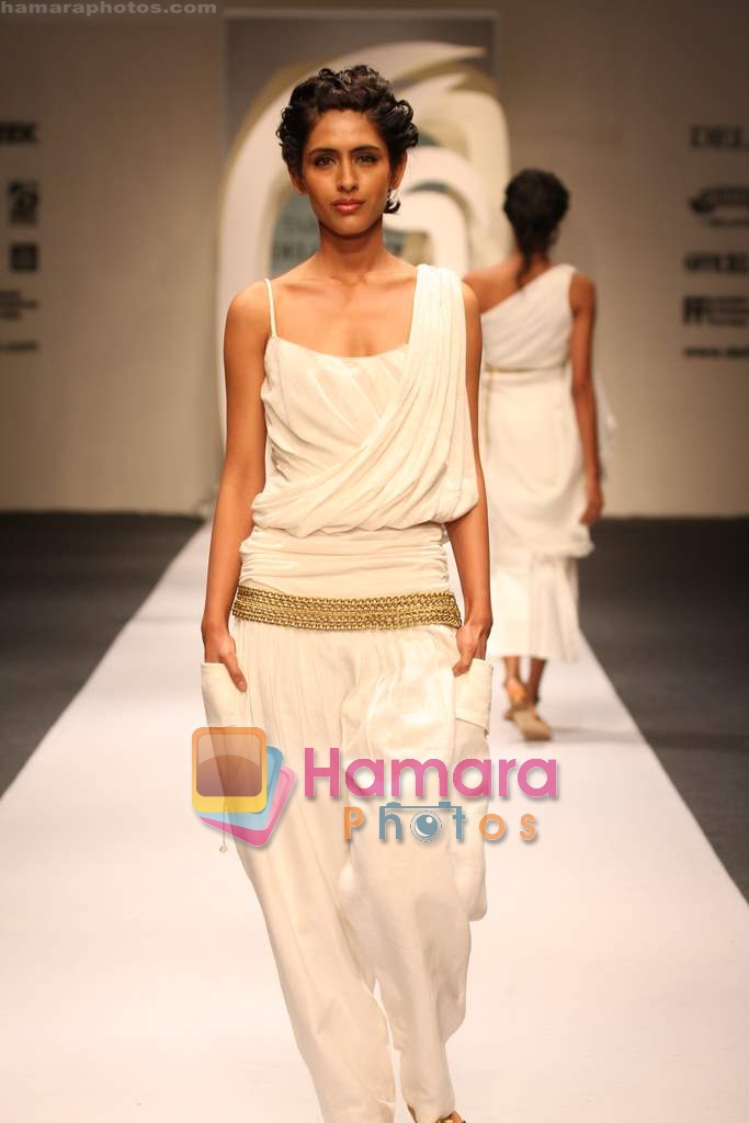 Model walk the ramp for Tarun Tahiliani at Delhi Fashion Week on 3rd December 2008 