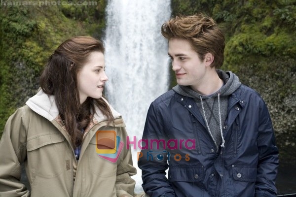 Kristen Stewart, Robert Pattinson  in still from the movie Twilight