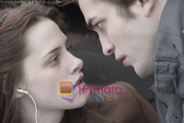 Kristen Stewart, Robert Pattinson  in still from the movie Twilight