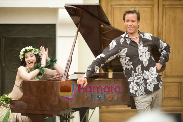 Guy Pearce, Lucy Lawless  in still from the movie Bedtime Stories
